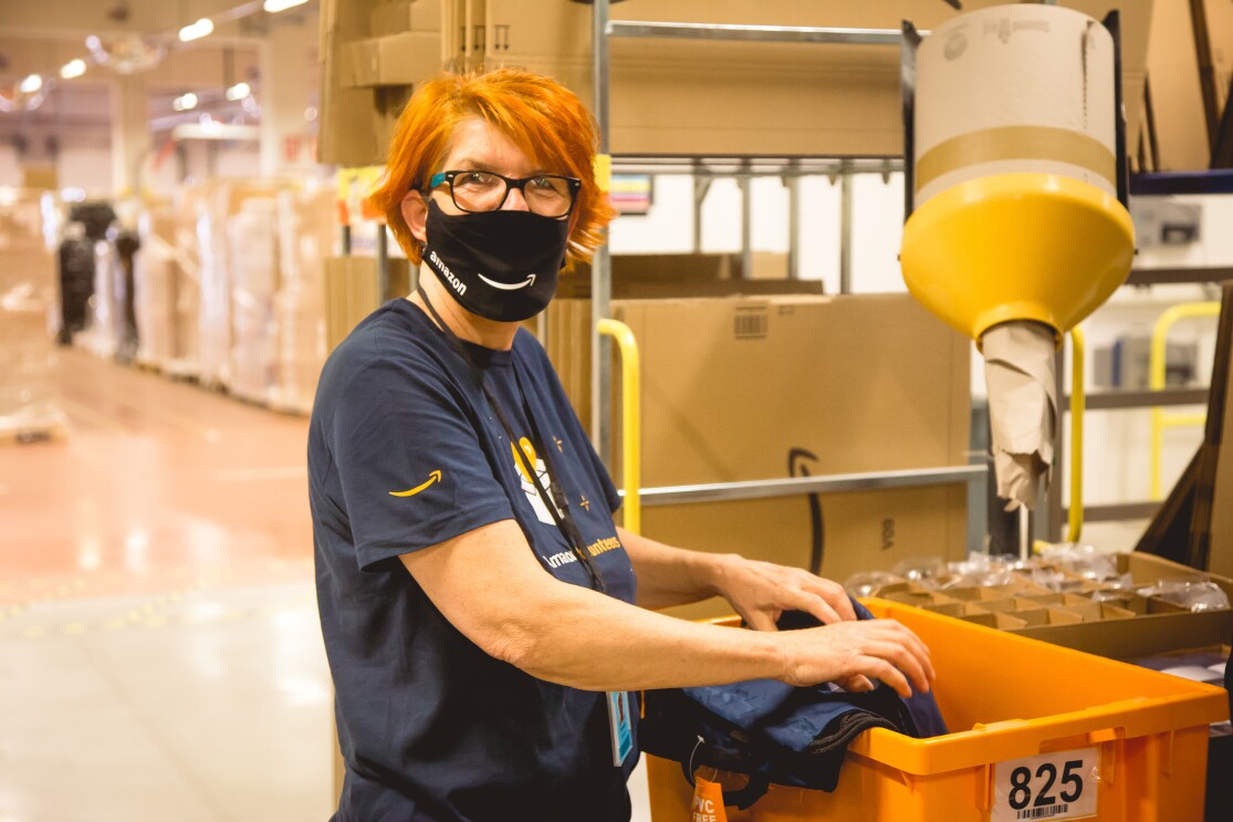 Mitarbeiterin beim Packen