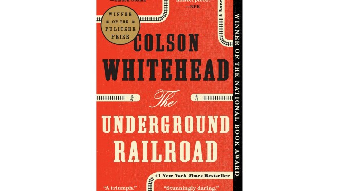 科尔森·怀特黑德的《地下铁路》封面。背景是红色的,在页面的顶部、中间和底部都有小铁路。作者姓名用黑色全大写字体,标题用象牙色文字。