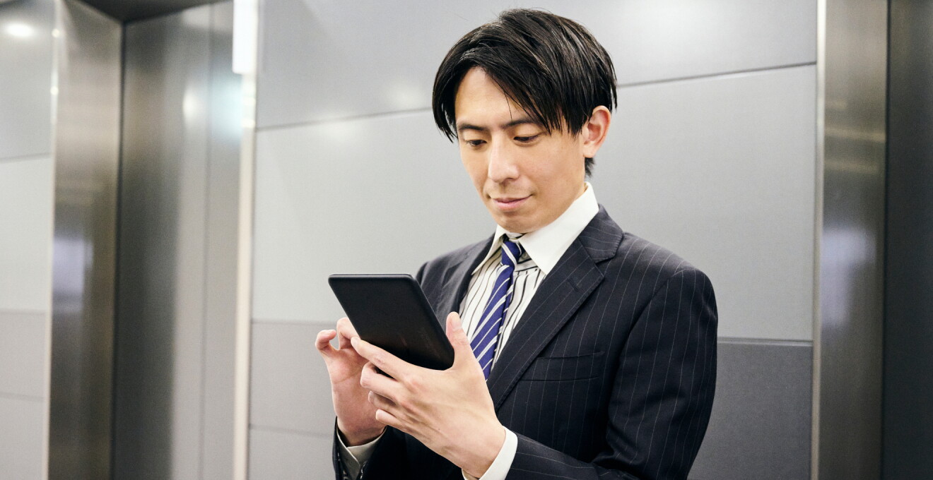 オフィスビルでちょっとした合間にFire 7を使用する写真