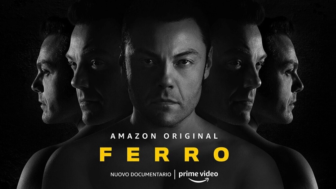 Locandina del documentario Ferro disponibile su Prime Video. In primo piano Tiziano Ferro