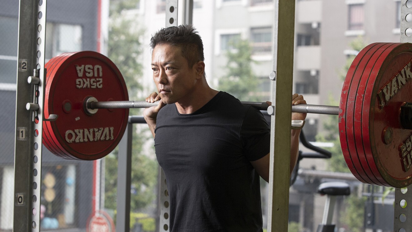 真剣な眼差しでベンチプレスをする大谷さん