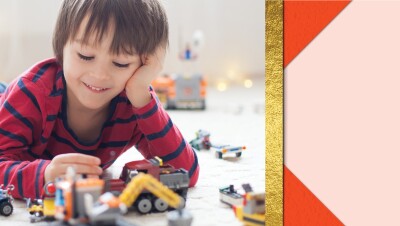 一个小男孩在地板上玩玩具雕像的画面。