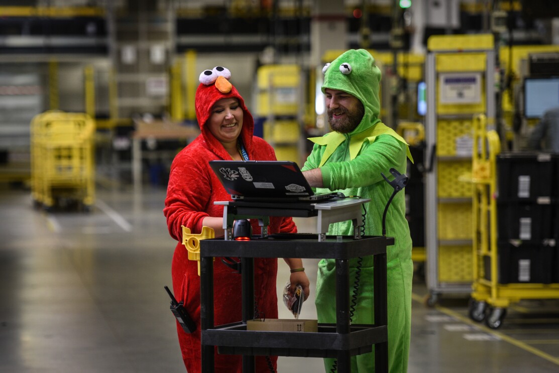 2 Mitarbeiter in Kostümen im Logistikzentrum.