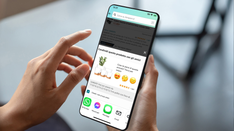 Due mani reggono uno smartphone la cui schermata mostra la funzionalità "Consulta un amico" sull'app di Amazon
