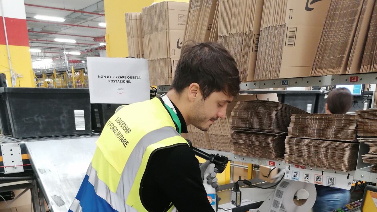 Le misure di sicurezza nei centri logistici Amazon. 