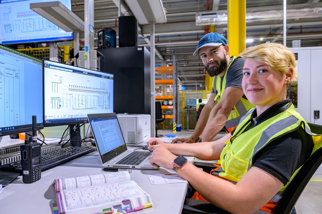 Charlotte mit ihrem Rechner bei Amazon in Sülzetal.