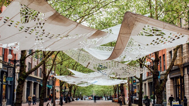 亚马逊校园里的Celeste Cooning艺术作品