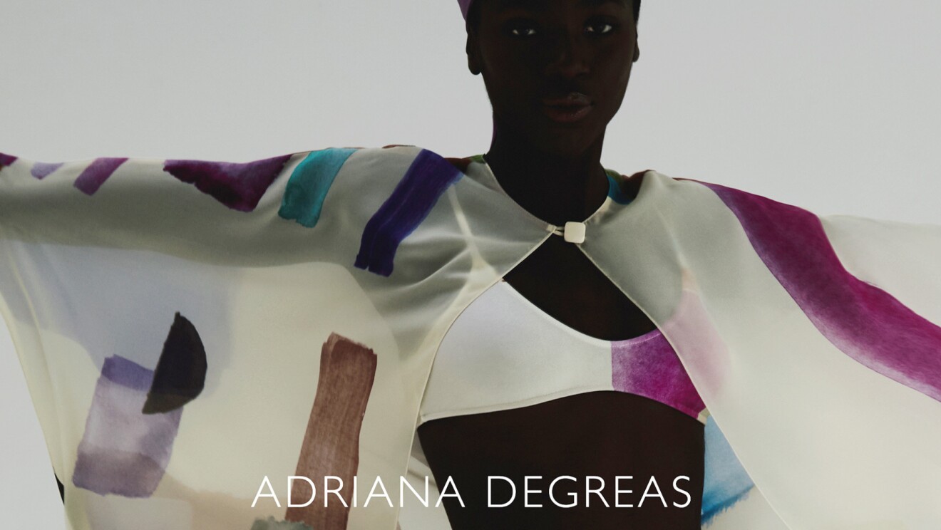 Imagen de una modelo con un traje de una tienda de lujo. En la parte inferior se lee "Adriana Degreas made in Brasil".