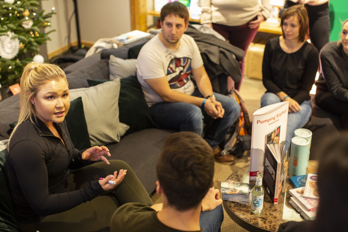 Sophia Thiel im Amazon Pop-up Store #HomeOfChristmas im Gespräch mit den Besuchern.