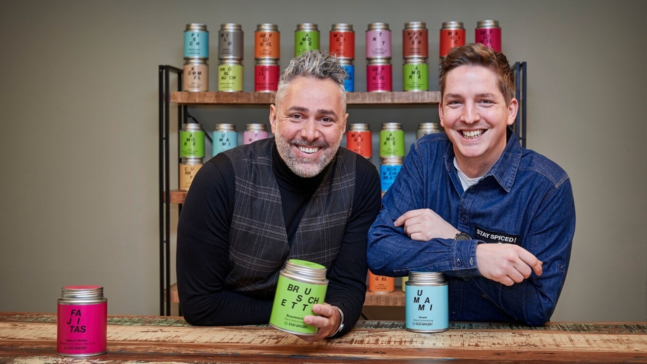 Zwei Männer mit diversen Gewürzen der Gewürzmanufaktur STAY SPICED !.