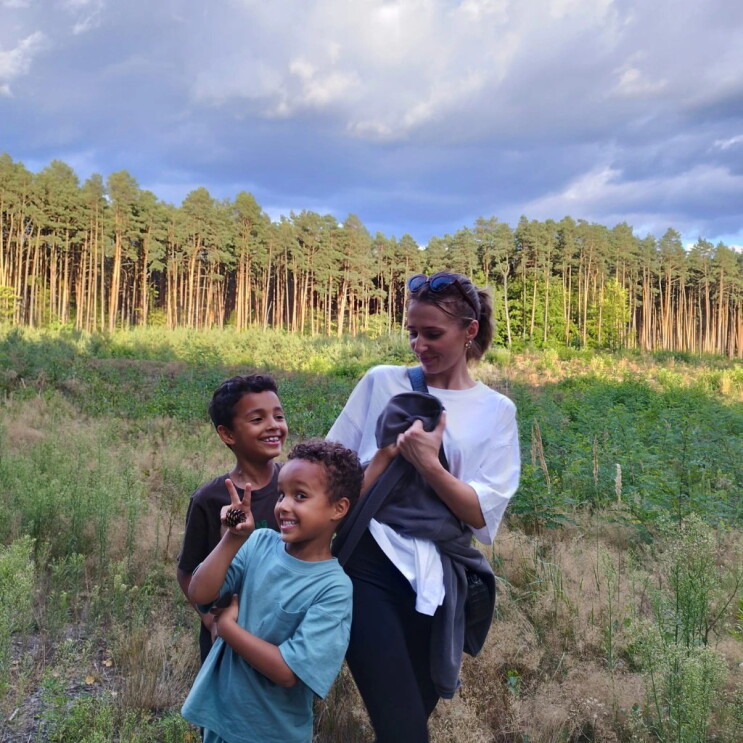 Karolina Szafraniec in a field with her two children. 