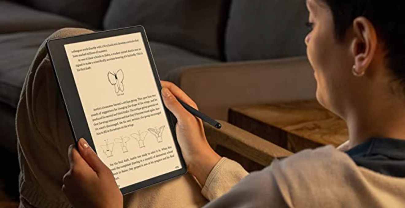 リビングでKindle Scribeを手に本を読んでいる女性