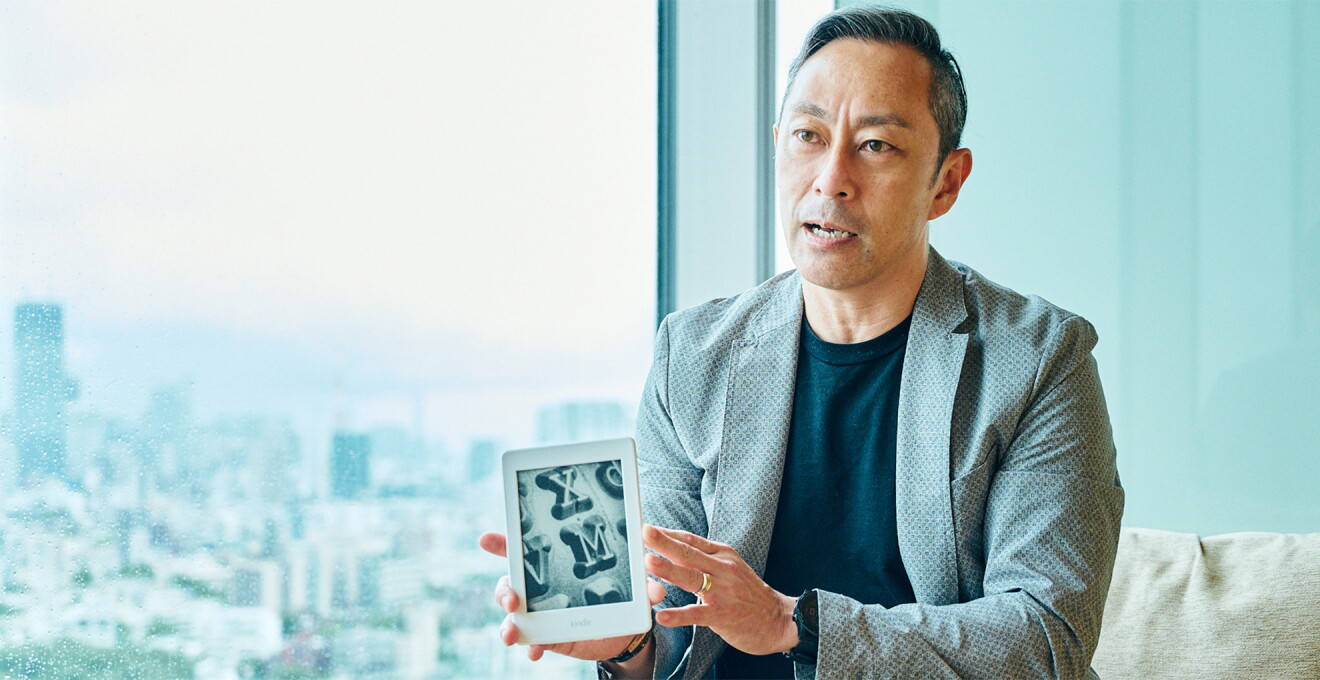 Kindleを手に話す清水さん