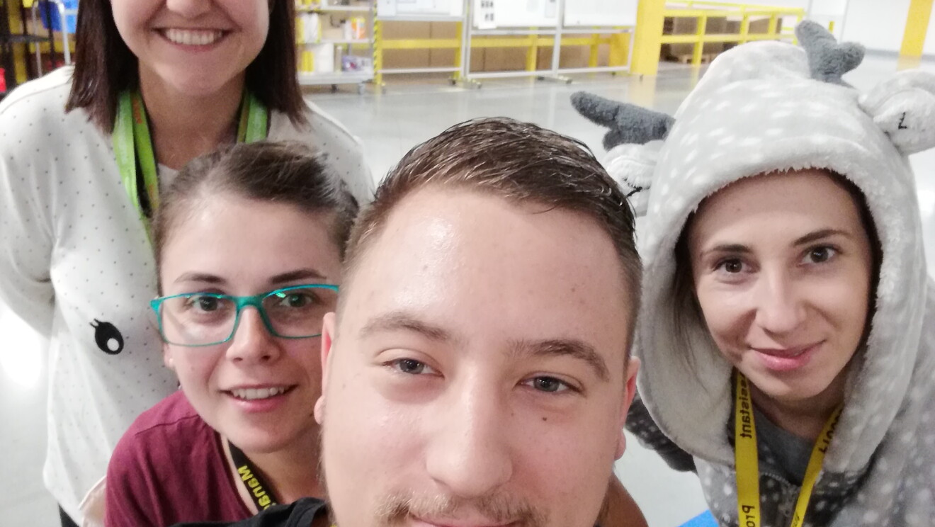 Pracownicy Amazon w piżamach