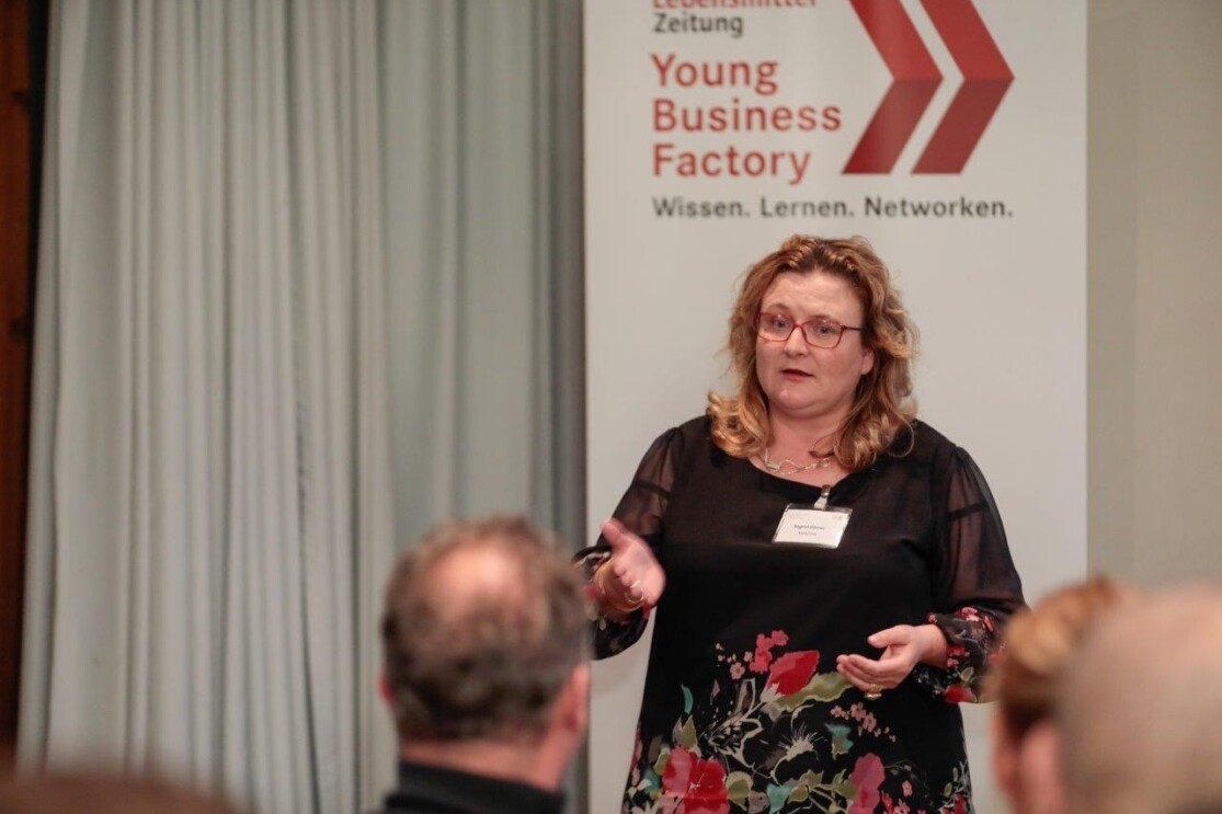 Ingrid Ebner beim Vortrag.