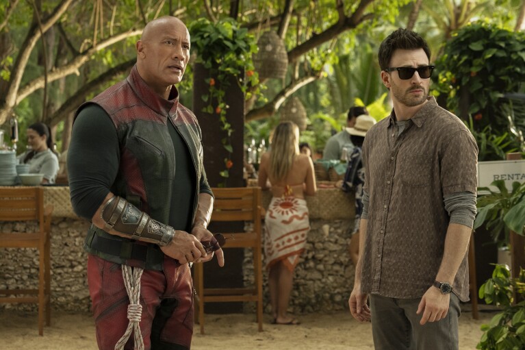 Chris Evans und The Rock im Film Red One.