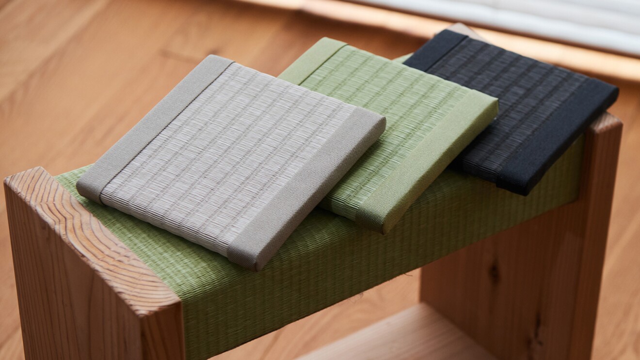 木製のスツールの座面が畳でおおわれている。その上にコースターほどの大きさの畳が色違いで3種