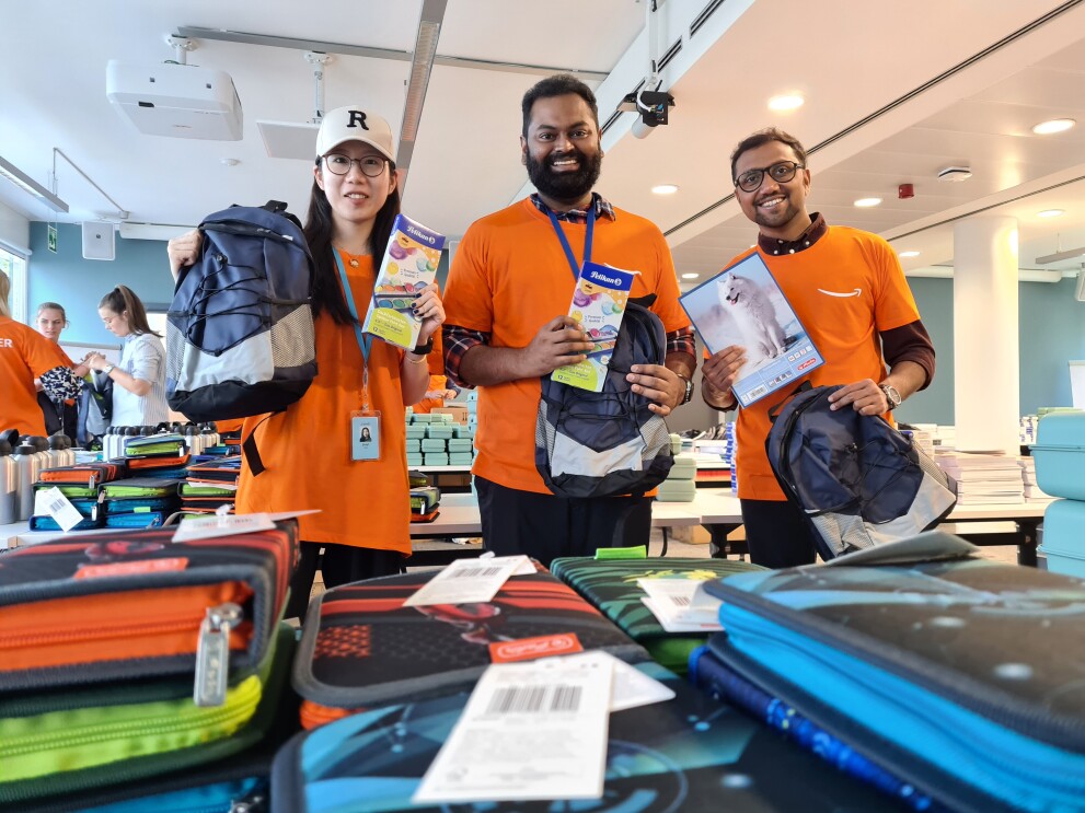 Amazon Back to school. Amazon Mitarbeiter:innen packen Schuluntensilien für sozial benachteiligte Kinder und zeigen, was sie einpacken.