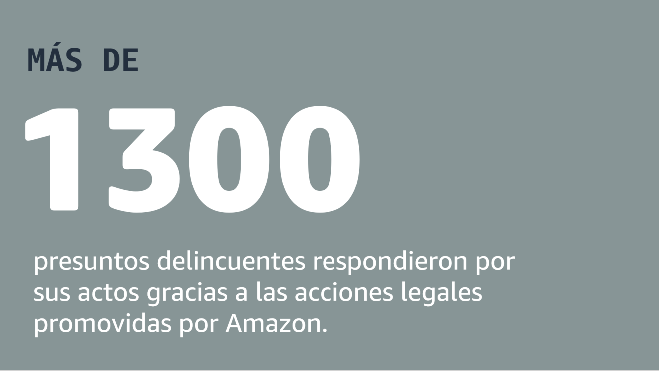 Sobre un fondo gris, en letras blancas el texto: Más de 1300 presuntos delincuentes respondieron por sus actos gracias a las acciones legales promovidas por Amazon. 