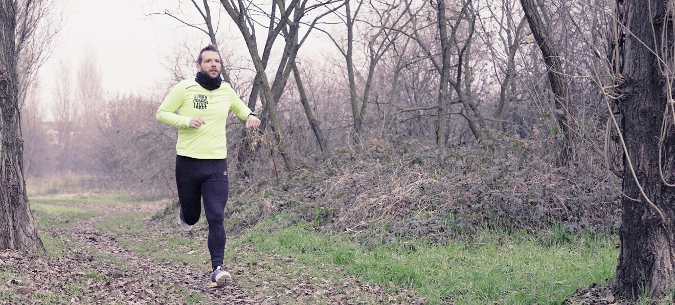 Federico Mancin, in tenuta da corsa, corre in un parco