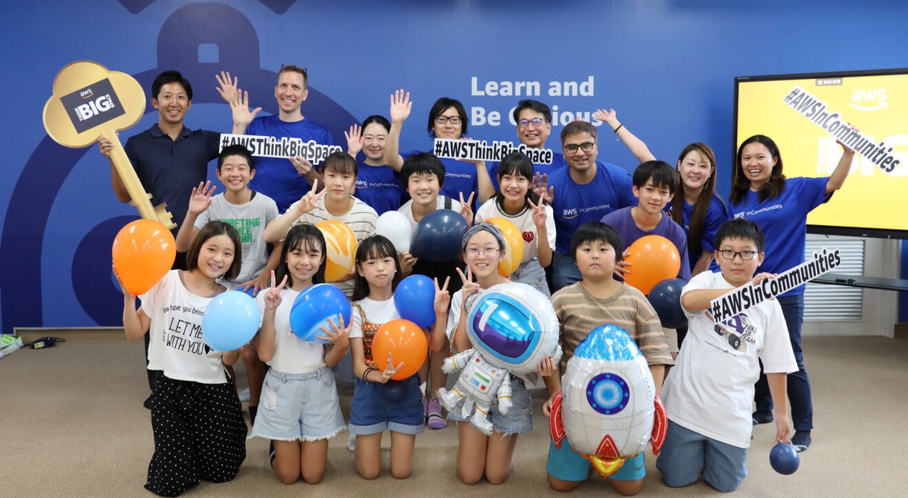 風船などを手に記念写真を撮る子どもたち