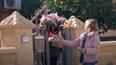 Mujer recogiendo un paquete de Amazon. 