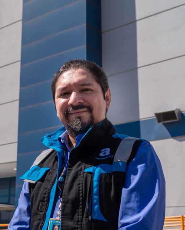 Foto de Diego Méndez de la Luz, director general de las Operaciones de Amazon en México enfrente de un centro logístico. 