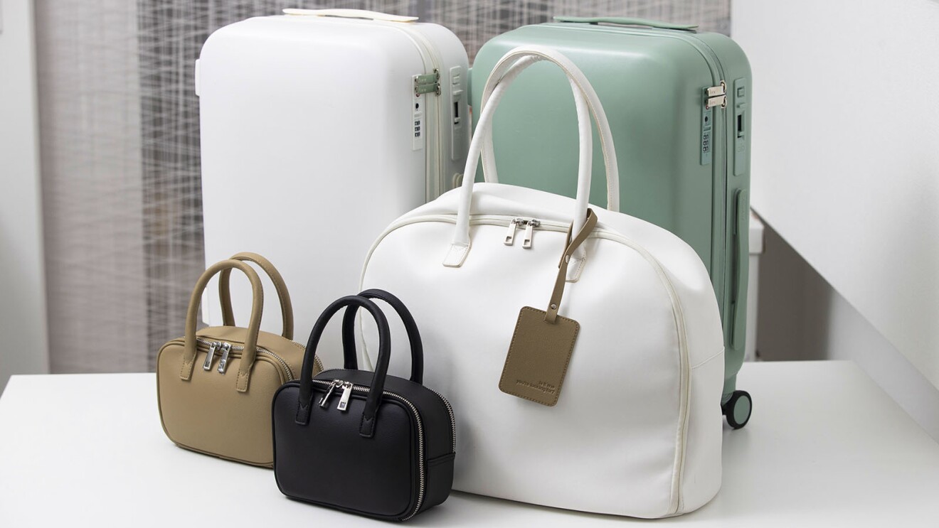 丸みを帯びた柔らかな印象の白色と緑色のスーツケースと大きく白いボストンバッグ、小さいボストンバッグは黒と茶色の2種が並んでいる
