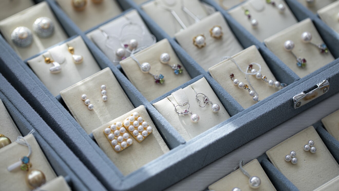 磯和真珠商会の真珠のアクセサリーが並ぶショーケース