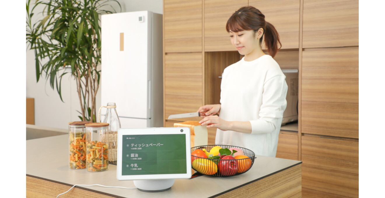食事の準備中に、声でAlexaに買い物リストの追加をお願いする写真