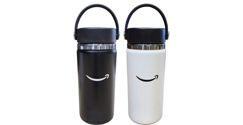 白背景に、黒い持ち手が上部についた黒と白のステンレスボトルが1つずつ。本体にAmazonのロゴが入っている。