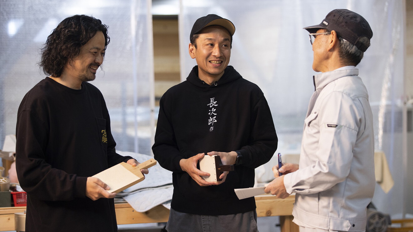 大塚康史さんを中心に話をしている社員たち