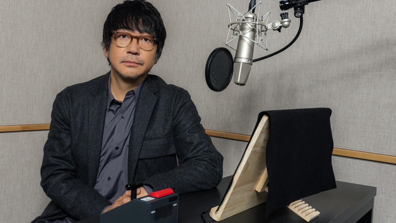 audible_オーディブル_スタジオでマイクを前に座る大森南朋さん