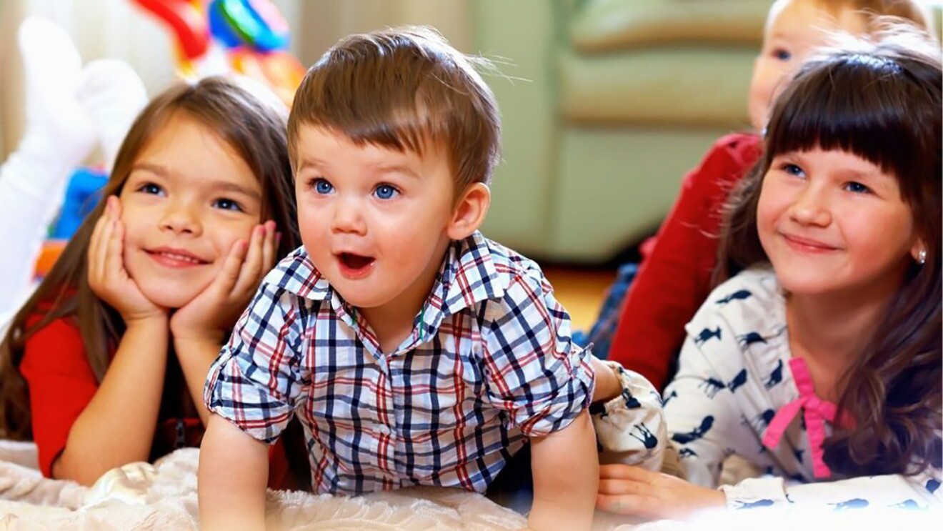 一个孩子在客厅里玩Fire平板电脑