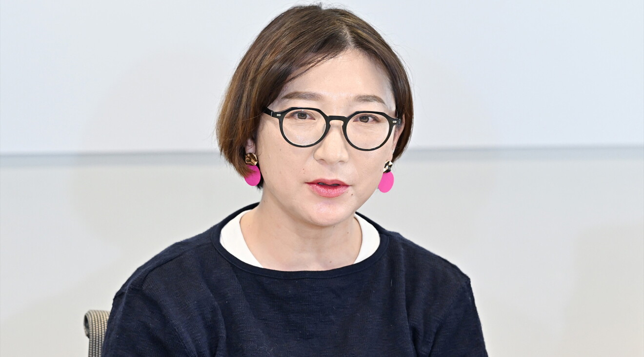 紺色の服を着たボブヘアの女性（中島さん）が発言している