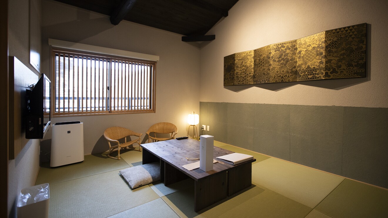 和室の様子。壁には和柄の飾りがついている