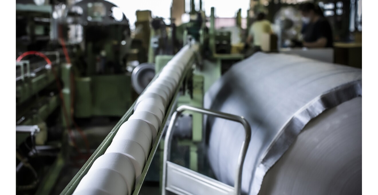 トイレットペーパーがぞくぞくと出来上がり流れていく工場内