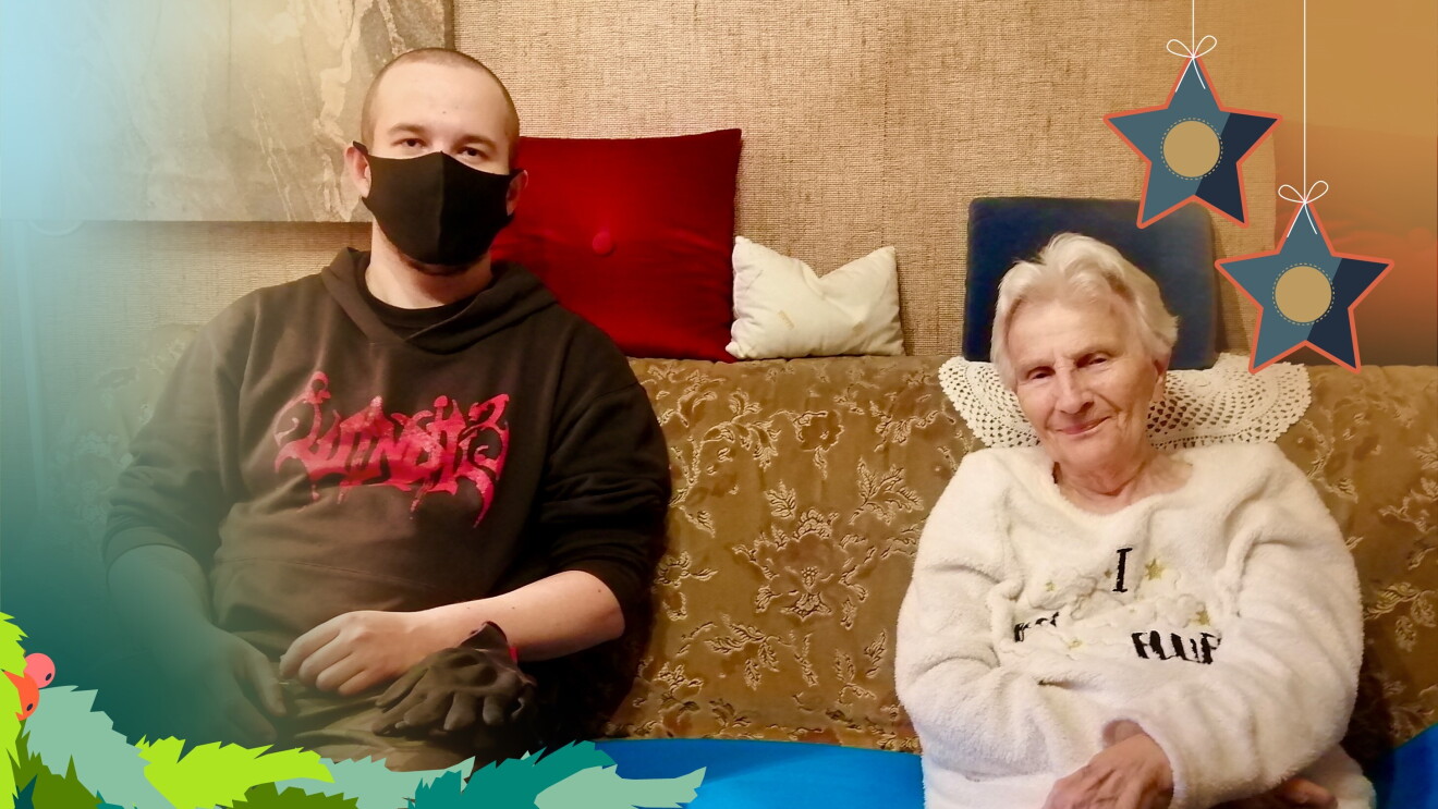 Marco mit Oma auf dem Sofa