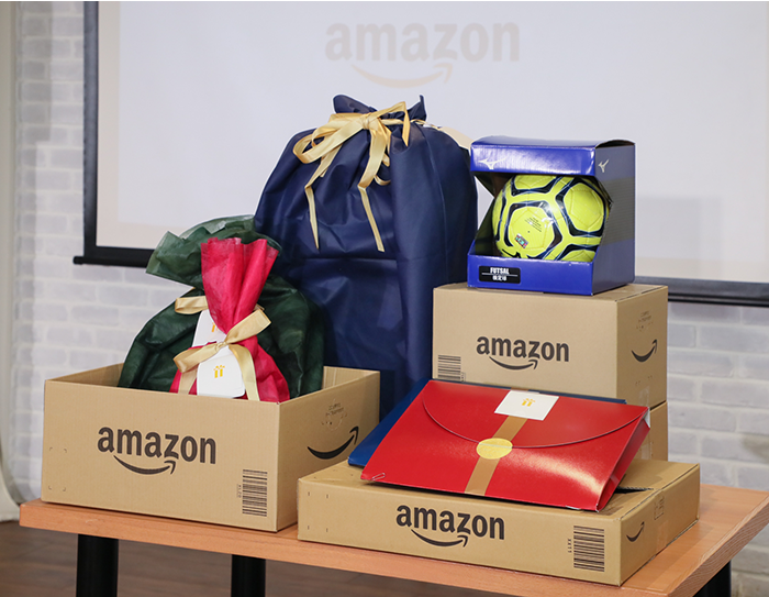 ホリデーシーズンに笑顔を届ける、AmazonのDelivering Smiles
ユージさん、岡部将和さんと共に、キッズドアの子どもたちにプレゼント