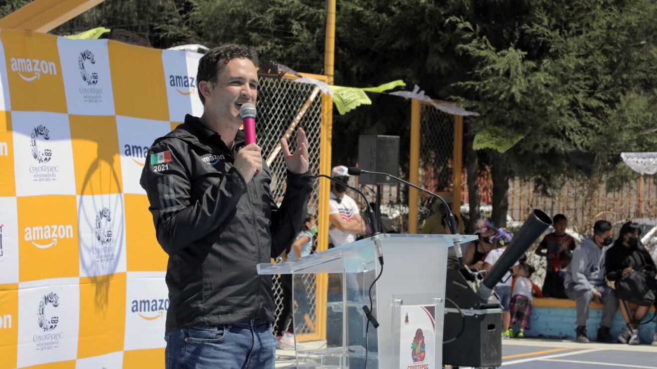 Rodrigo Muñoz, director regional de Operaciones de Amazon México, inaugurando una cancha de fútbol. 