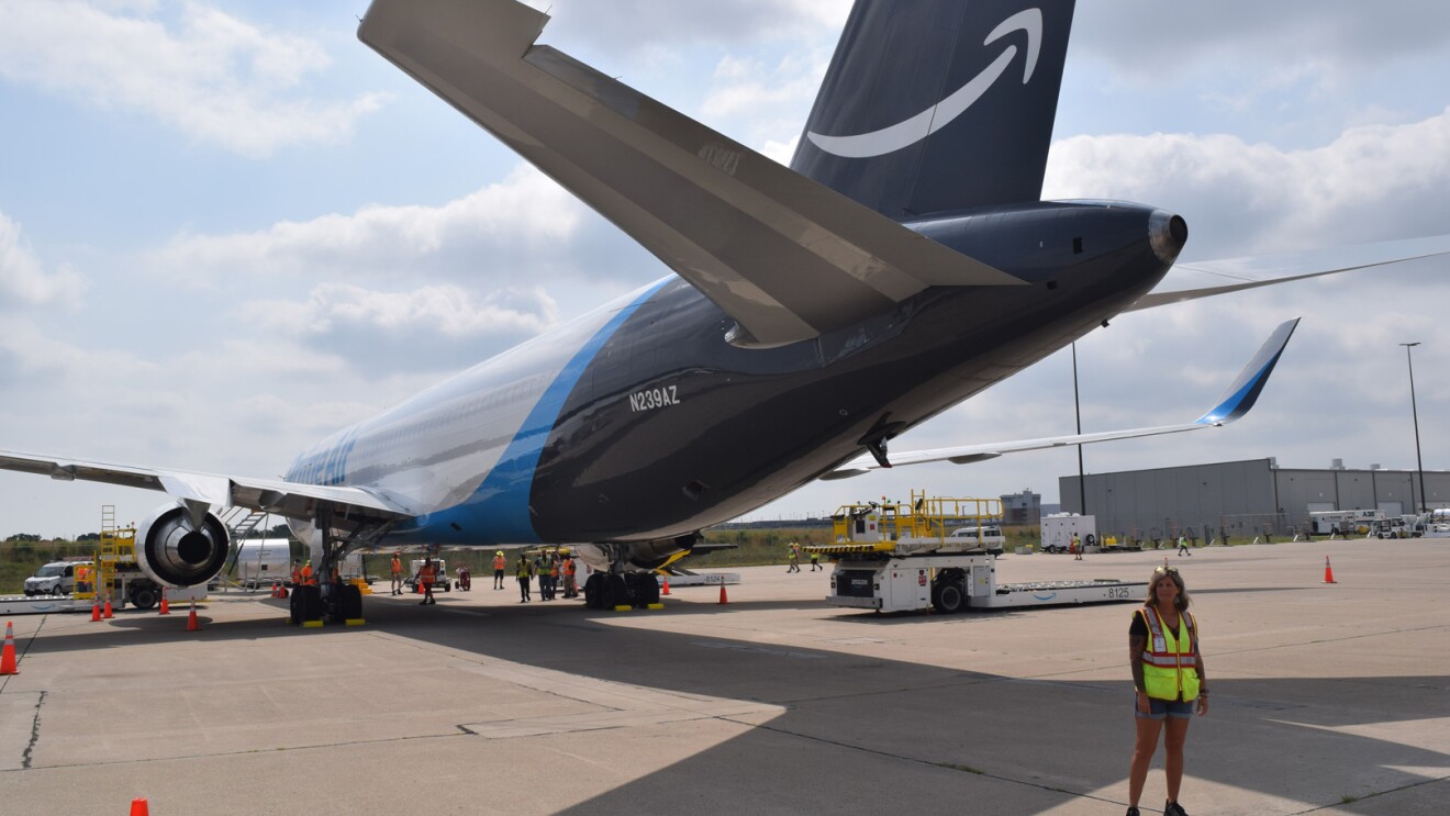 An image of a Kentucky Air hub employee working with the equipment in the loading zone.