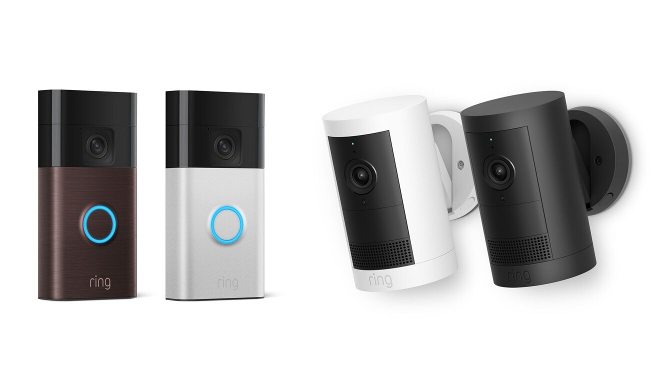 上半分が黒、下はこげ茶色とシルバーの2つの長方形の製品、その下半分には青い円がある。その右側には白と黒2種類の小さなレンズがついた筒状の物に、同色で壁に固定するための金具がついている。