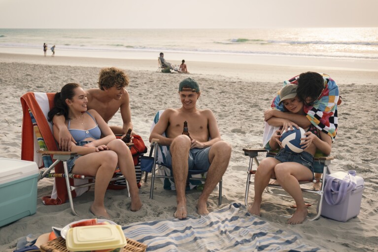 Belly (Lola Tung), Jeremiah (Gavin Casalegno), Conrad (Christopher Briney), Steven (Sean Kaufman), und Taylor (Rain Spencer)