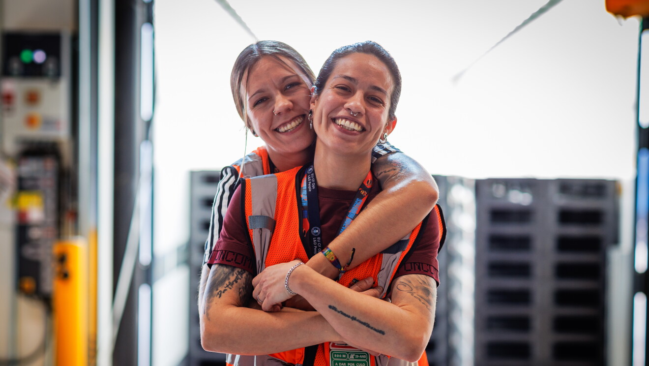 Nerea e Isabel posando en un centro logístico de Amazon.  
