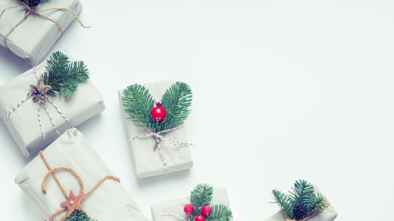 Weihnachtlich verpackte Geschenke liegen auf dem Tisch