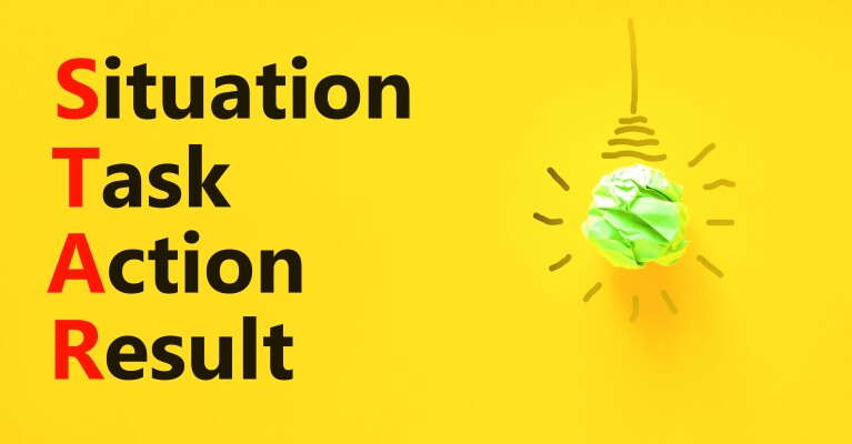 Illustration von "Situation, Task, Action, Result" auf gelbem Hintergrund und mit einer illustrierten Glühbirne in Form eine verknüllten, grünen Papiers.