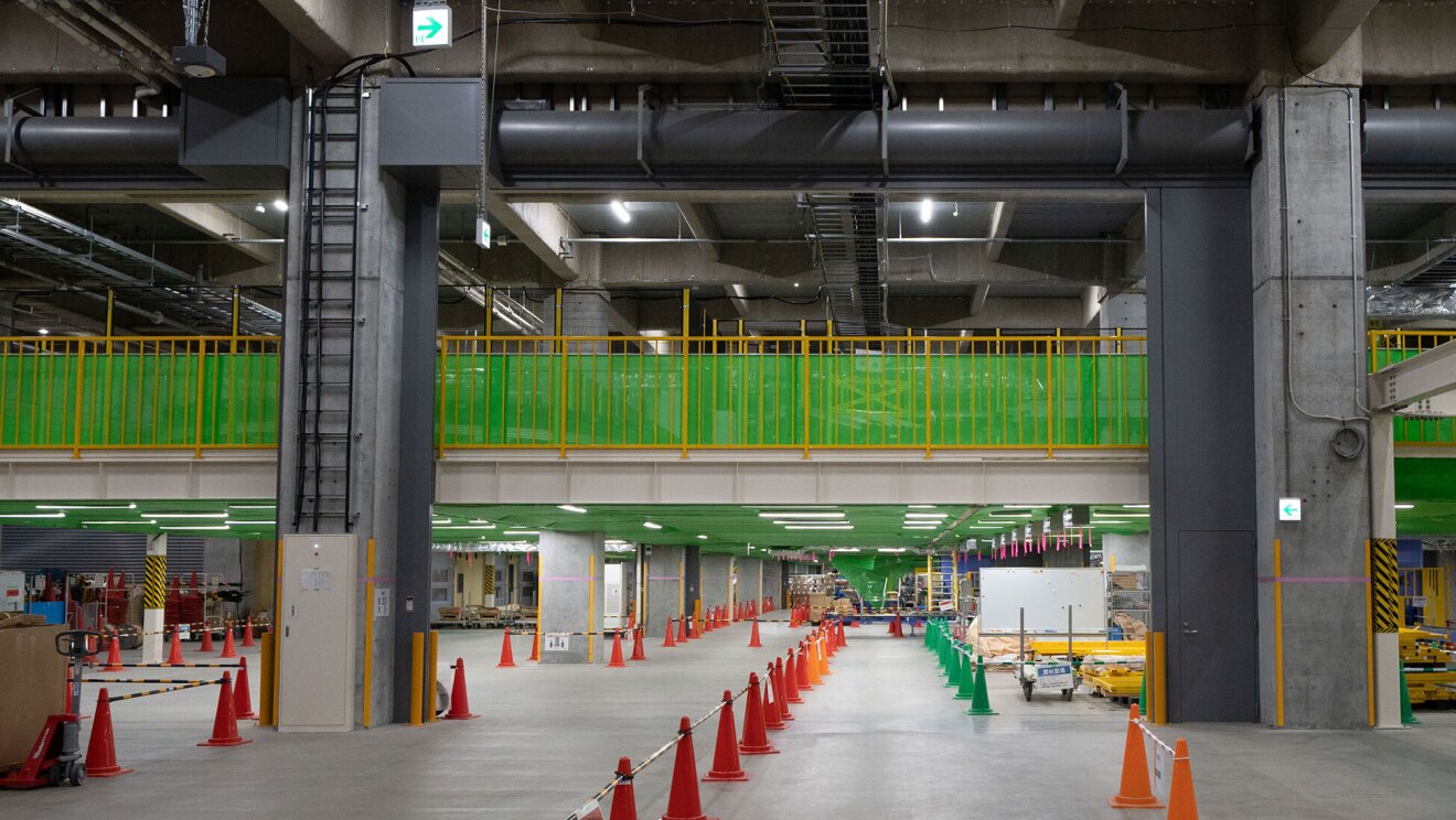 広い構内を中二階の通路が横断している