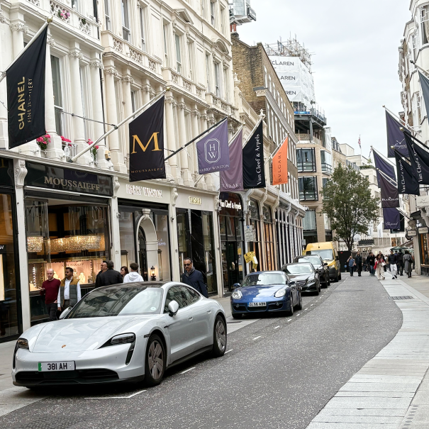 Maxton Hall: Luxury shops on Bond Street in London