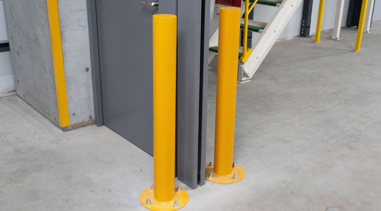 ドアの近くに設置された黄色いポール