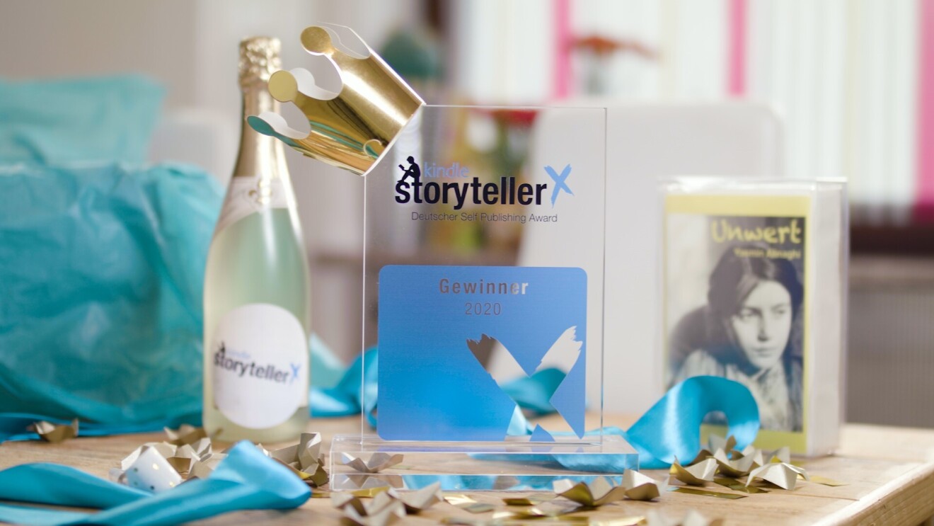 Der Preis für den Kindle Storyteller Award steht auf einem Holztisch. Er ist aus Glas und trägt eine goldene Krone.